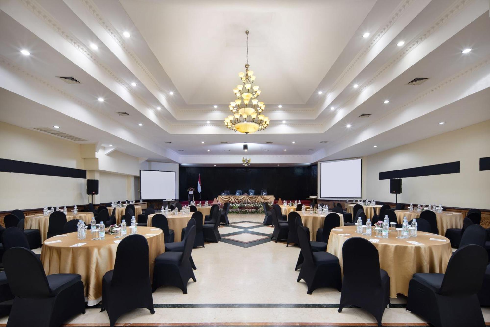 Royal Hotel And Villa Batu Batu  Ngoại thất bức ảnh