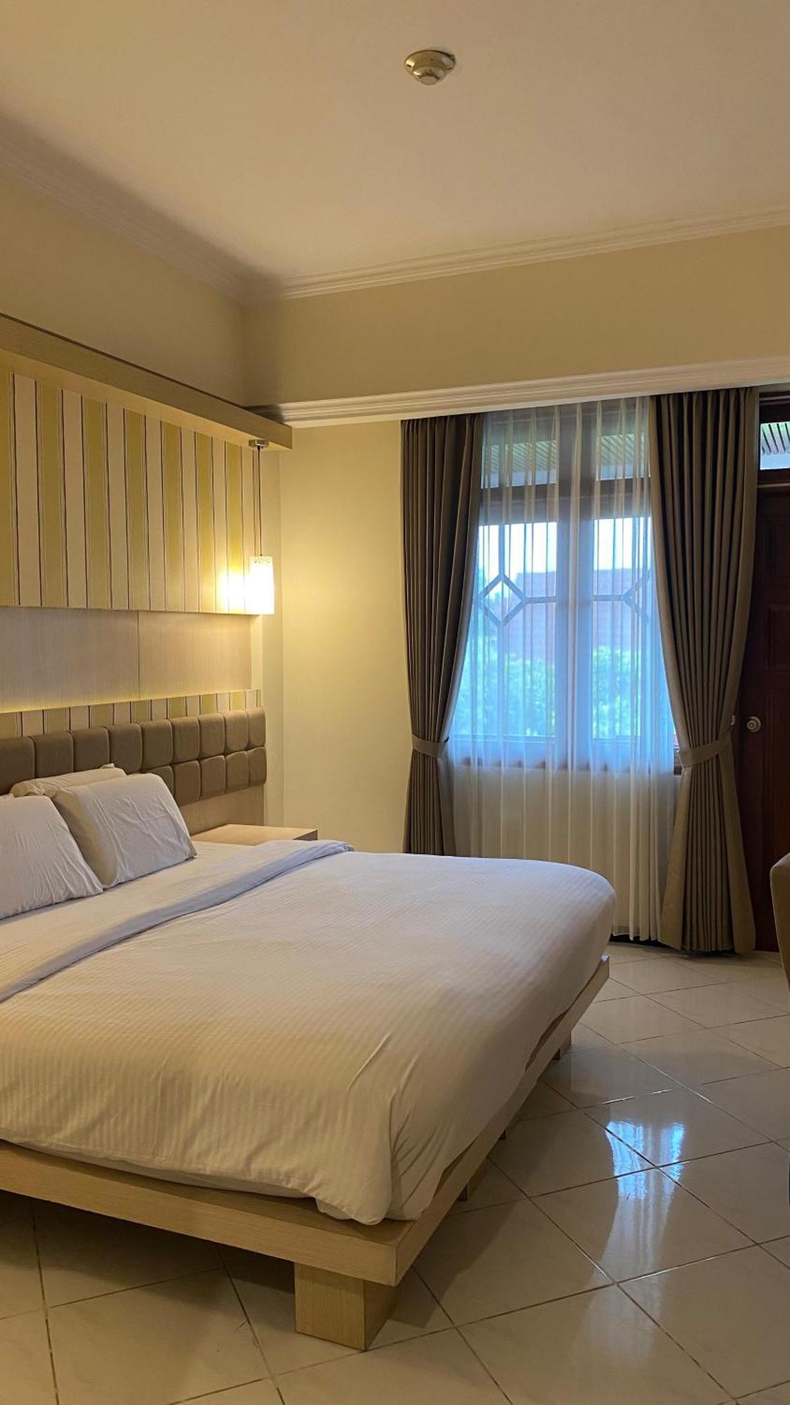 Royal Hotel And Villa Batu Batu  Ngoại thất bức ảnh